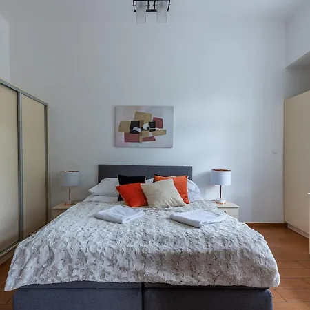 Novis Krakowskie Przedmiescie * Varşova